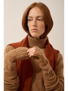 Just Cashmere Kaszmirowe mankiety "Bale" w kolorze jasnobrązowym rozmiar: onesize. Brązowe rękawiczki Just Cashmere, bez wzorów, z kaszmiru. Za 143,99 zł.