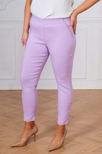 Lawendowe spodnie chinosy Nina z zamkami 7/8 PLUS SIZE XXL WIOSNA. Fioletowe chinosy Nasi partnerzy, bez wzorów, z elastanu, krótkie. Za 159,90 zł.