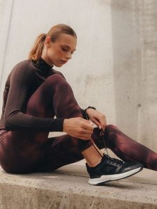 4F Buty treningowe na siłownię FAST_TRAINER damskie - czarne 37. Czarne buty sportowe 4f, bez wzorów, z gumy, bez zapięcia, na fitness i siłownię. Za 299,99 zł.