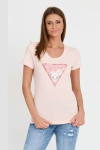 GUESS Różowy t-shirt Satin Triangle Tee. Czerwone t-shirty Guess, s, z aplikacjami, bez kołnierzyka, bez ramiączek. W wyprzedaży za 129,99 zł.