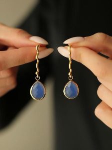 Pierres de Jade Pozłacane kolczyki-wkrętki z opalem rozmiar: onesize. Niebieskie kolczyki Pierres de Jade, z opalem, pozłacane. Za 43,99 zł.