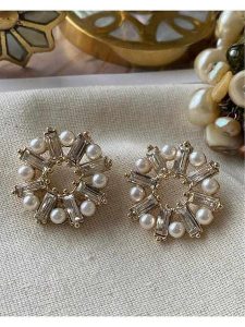 Luseera Pozłacane kolczyki-wkrętki z cyrkoniami rozmiar: onesize. Żółte kolczyki Luseera, z cyrkonią, pozłacane. Za 39,99 zł.