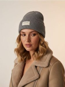 Czapka beanie - szary. Szare czapki Sinsay, bez wzorów. Za 9,99 zł.