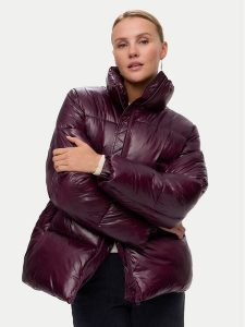 Vero Moda Kurtka zimowa Sabrina 10334696 Bordowy Regular Fit. Czerwone kurtki Vero Moda, na zimę, s, bez wzorów, z syntetyku, bez kaptura. Za 319,99 zł.