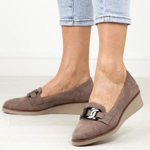 Khaki zamszowe półbuty damskie na koturnie Potocki 12319. Brązowe czółenka POTOCKI, z aplikacjami, z zamszu, bez obcasa, na koturnie, bez zapięcia. Za 159,00 zł.