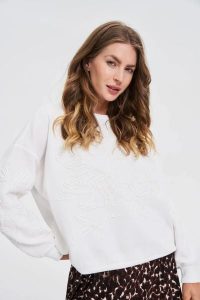 Bluza z aplikacją biała. Białe bluzy MOODO, l, z aplikacjami, z bawełny, bez kaptura. Za 139,99 zł.