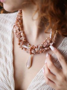 Pierres de Jade Pozłacany naszyjnik z elementami ozdobnymi - dł. 47 cm rozmiar: onesize. Różowe naszyjniki Pierres de Jade, pozłacane. Za 86,99 zł.