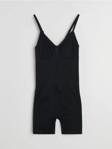 Bezszwowy kombinezon na ramiączkach z krótkimi nogawkami - czarny. Czarne kombinezony Sinsay, l, bez wzorów, bez kołnierzyka, bez ramiączek, krótkie. Za 49,99 zł.