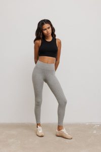 Legginsy damskie z prążkowanej dzianiny w kolorze DEEP GREY MELANGE- HIPS-L. Szare legginsy Marsala, bez wzorów, z bawełny. Za 199,90 zł.