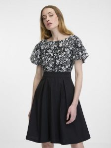 Orsay Sukienka w kolorze czarnym rozmiar: 40. Czarne sukienki Orsay, bez wzorów, bez kołnierzyka, bez ramiączek, midi, rozkloszowane. Za 113,36 zł.