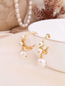 Pierres de Jade Pozłacane kolczyki-kreole z perłami rozmiar: onesize. Białe kolczyki Pierres de Jade, z perłą, pozłacane. Za 56,99 zł.