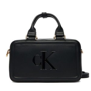 Torebka Calvin Klein. Czarne torebki klasyczne Calvin Klein, bez wzorów, bez dodatków. Za 489,99 zł.