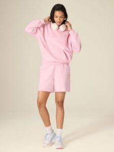 4F Spodenki dresowe damskie - różowe XL. Czerwone szorty 4f, bez wzorów, z dresówki, z podwyższonym stanem. Za 79,99 zł.