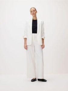 Marynarka z dodatkiem wiskozy - biały. Białe marynarki i żakiety Reserved, l, bez wzorów, z tkaniny. Za 199,99 zł.