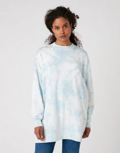 DAMSKA BLUZA MATERIAŁOWA WRANGLER OVERSIZED SWEAT BLUE TIE DYE W6Q4HAB27 112130836. Niebieskie bluzy Wrangler, s, bez wzorów, z materiału, bez kaptura. Za 169,99 zł.