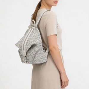 Plecak Damski Rieker, z materiału syntetycznego o miękkiej workowej formie z roślinnym wzorem zapinany na zamek z regulowanymi szelkami, srebrny, H10. Szare plecaki Rieker. Za 259,00 zł.