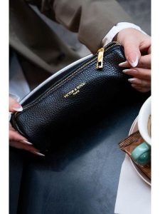 Victor & Hugo Paris Skórzana kosmetyczka "Laya" w kolorze czarnym - 20 x 10 x 3 cm rozmiar: onesize. Czarne kosmetyczki Victor & Hugo Paris, bez wzorów, z materiału. Za 100,99 zł.