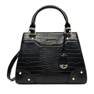 Torebka Lasocki. Czarne torebki klasyczne Lasocki, bez wzorów, bez dodatków. Za 179,99 zł.