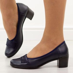 Granatowe skórzane Polskie czółenka damskie na obcasie Gregors 1048. Niebieskie czółenka Gregors, z aplikacjami, ze skóry, z okrągłym noskiem, bez obcasa, na obcasie, bez zapięcia. Za 349,00 zł.