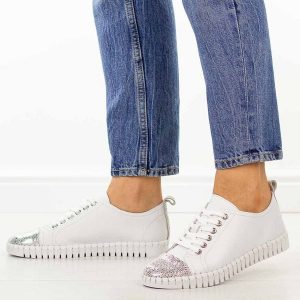 Białe skórzane półbuty damskie Potocki 19434. Białe półbuty POTOCKI, na jesień, w ażurowe wzory, z jeansu, bez obcasa, na płaskiej podeszwie, bez zapięcia. Za 219,00 zł.