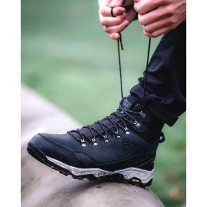 Buty trekkingowe Kilpi Tracker WP High. Czarne buty trekkingowe Kilpi, z nylonu, bez zapięcia. Za 765,50 zł.