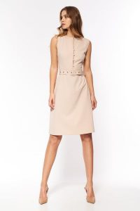 Sukienka z paskiem i guzikami - Beżowa. Brązowe sukienki Nife, xl, bez wzorów, z elastanu, bez kołnierzyka, bez ramiączek, midi. Za 299,90 zł.