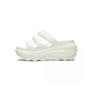 Klapki damskie Crocs Mega Crush Triple Strap. Białe klapki Crocs, bez wzorów, z materiału, bez obcasa. Za 397,00 zł.