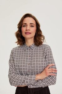 Koszula damska w geometryczny print biała. Białe koszule MOODO, s, bez wzorów, z wiskozy, bez kołnierzyka, bez ramiączek. Za 89,99 zł.