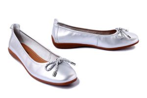 JOSEF SEIBEL 74809 300 750 Fenja 09 silber, baleriny damskie. Szare balerinki Josef Seibel, bez wzorów, ze skóry, bez obcasa, bez zapięcia. Za 251,93 zł.