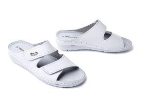 TAMARIS 1-27510-41 117 M2751041 white leather, klapki damskie. Białe klapki Tamaris, bez wzorów, ze skóry, bez obcasa, na koturnie. Za 125,93 zł.