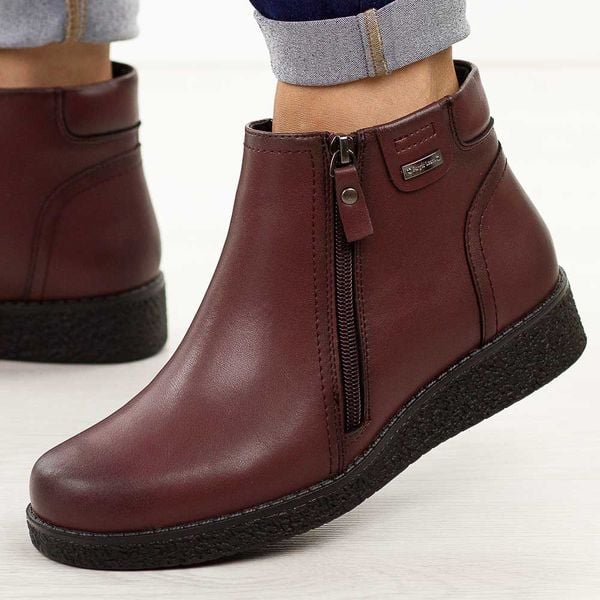 Bordowe skórzane botki damskie Sergio Leone Bt25348S. Czerwone botki Sergio Leone, na jesień, bez wzorów, z dzianiny, z okrągłym noskiem, bez obcasa, bez zapięcia. W wyprzedaży za 269,10 zł.