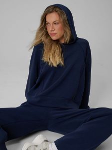 4F Bluza dresowa regular z modalem damska - granatowa XS. Niebieskie bluzy 4f, xs, bez wzorów, z dresówki, z kapturem. Za 199,99 zł.