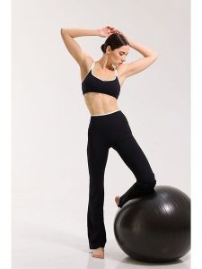 Onamaste Legginsy sportowe "Flair Yska" w kolorze czarnym rozmiar: L/XL. Czarne legginsy Onamaste, bez wzorów, z materiału, z podwyższonym stanem. Za 153,34 zł.