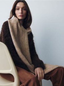 Szal z domieszką wełny i alpaki - brązowy. Brązowe szaliki Reserved, bez wzorów, z wełny. W wyprzedaży za 59,99 zł.