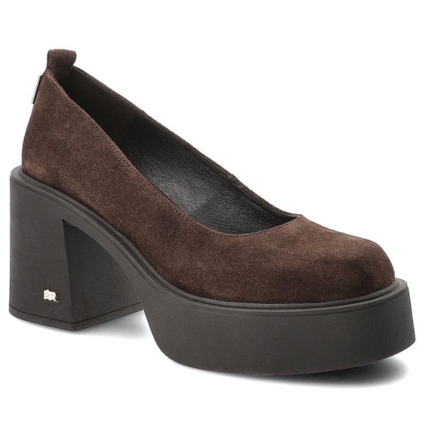 Półbuty damskie Karino, ze skóry naturalnej zamszowej z zabudowanym przodem i gładką cholewką fason wsuwany z zaokrąglonym noskiem, brązowe, 5996/015. Brązowe półbuty Karino, bez wzorów, ze skóry, bez obcasa, na słupku, bez zapięcia. Za 467,90 zł.