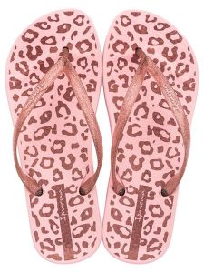 Ipanema Japonki w kolorze jasnoróżowym rozmiar: 38. Różowe klapki Ipanema, bez wzorów, z tworzywa sztucznego, z otwartym noskiem, bez obcasa. Za 79,59 zł.