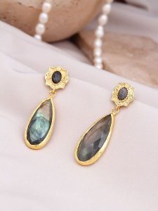 Pierres delicates Pozłacane kolczyki-wkrętki z labradorytami rozmiar: onesize. Żółte kolczyki Pierres delicates, z labradorytem, pozłacane. Za 78,47 zł.