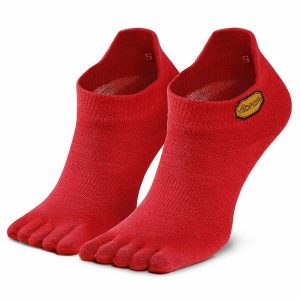Skarpety krótkie Vibram Fivefingers. Czerwone skarpetki Vibram Fivefingers, bez wzorów. Za 79,99 zł.