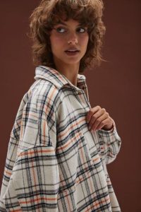 Koszula typu oversize w kratę BEŻOWO POMARAŃCZOWĄ - RENO-S/M. Brązowe koszule Marsala, m, bez wzorów, z bawełny, bez kołnierzyka, bez ramiączek. Za 349,90 zł.
