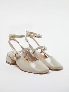 Trendyol Czółenka w kolorze kremowym rozmiar: 39. Brązowe czółenka Trendyol, bez wzorów, bez obcasa, bez zapięcia. Za 82,99 zł.