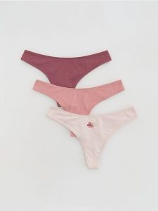 Majtki typu stringi 3 pack - brudny róż. Czerwone stringi Reserved, bez wzorów. Za 39,99 zł.