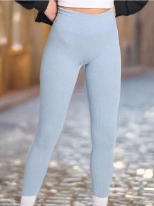 Legginsy high waist w prążek - niebieski. Niebieskie legginsy Sinsay, bez wzorów, z podwyższonym stanem. Za 39,99 zł.