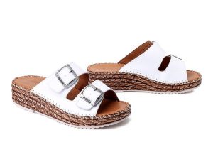 MANITU 900183-03 weiss, klapki damskie. Białe klapki Manitu, bez wzorów, ze skóry, bez obcasa. Za 229,42 zł.