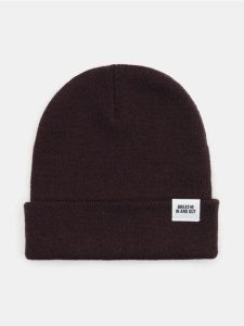 Czapka beanie z naszywką - brązowy. Brązowe czapki Sinsay, z aplikacjami. Za 9,99 zł.