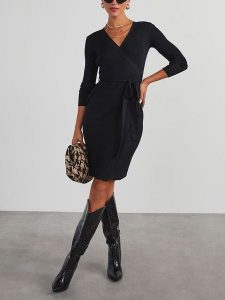 LA Angels Sukienka w kolorze czarnym rozmiar: M. Czarne sukienki LA Angels, m, bez wzorów, z tkaniny, bez kołnierzyka, bez ramiączek, midi, kopertowe. Za 227,31 zł.