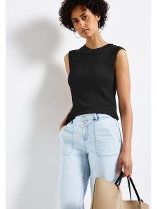 Street One Top w kolorze czarnym rozmiar: 42. Czarne topy Street One, bez wzorów, street, bez kołnierzyka, bez ramiączek. Za 136,13 zł.