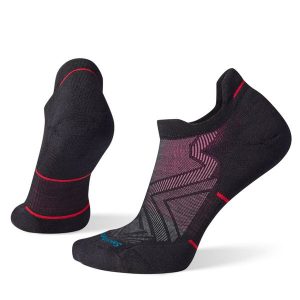 Skarpety Biegowe Damskie Smartwool Run Targeted Cushion Low Ankle Socks. Czarne skarpetki Smartwool, bez wzorów. Za 99,48 zł.