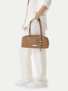 KARL LAGERFELD Torebka B1W30005 Brązowy. Brązowe torebki klasyczne KARL LAGERFELD, bez wzorów, ze skóry, bez dodatków. Za 664,99 zł.