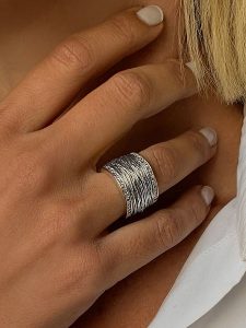 Les Petites Précieuses Srebrny pierścionek z cyrkoniami rozmiar: 60. Szare pierścionki Les Petites Précieuses, z cyrkonią, srebrne. Za 272,95 zł.