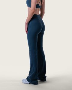 Damskie legginsy dzwony z wysokim stanem na pilates i jogę – granatowy. Niebieskie legginsy AESTHETIC WOLF, bez wzorów, z dzianiny, z podwyższonym stanem, długie. Za 289,99 zł.